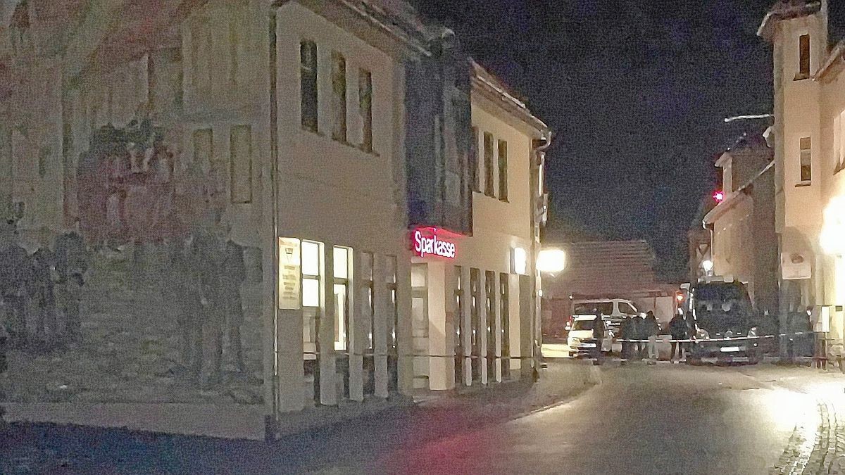 In den Nachtstunden zum Montag versuchten unbekannte Täter einen Geldautomaten in Roßleben gewaltsam zu öffnen. Zeugenhinweise nimmt die Kriminalpolizei in Nordhausen entgegen.