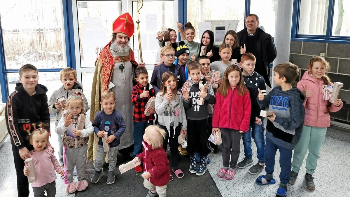 Schokolade vom Nikolaus: Gerhard Roesch und seine Helfer zogen durch die Sammelunterkünfte.