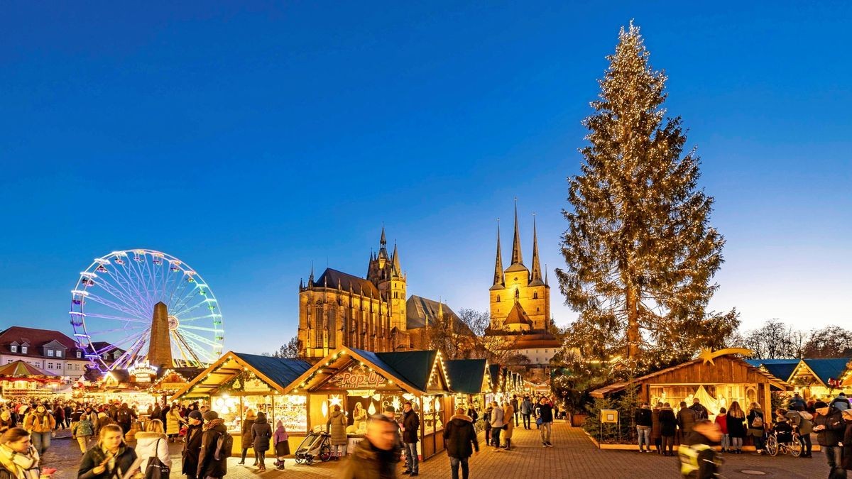 Der 172. Erfurter Weihnachtsmarkt erstrahlt zur Blauen Stunde in den schönsten Farben.