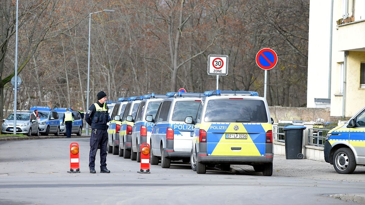 Die Schülerin habe einen Anruf erhalten und von diesem mitgeteilt bekommen, dass er eine Gewalttat an der Schule plane. 