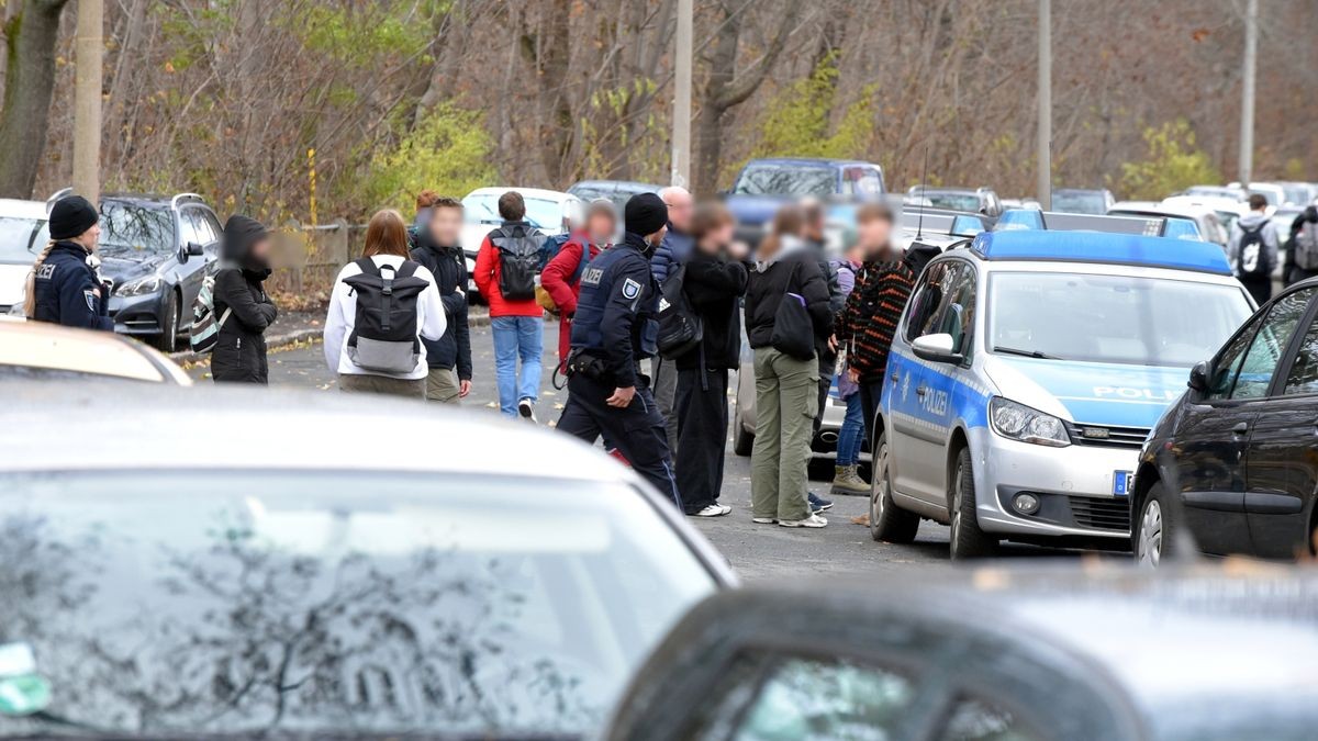 Mit einem großen Aufgebot ist die Polizei aktuell an der Gemeinschaftsschule am Erfurter Nordpark im Einsatz. 