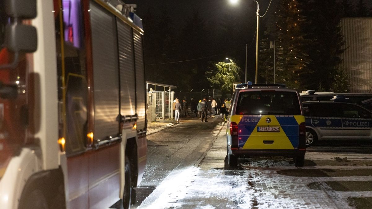 Zu einem größeren Polizeieinsatz ist es am Mittwoch kurz vor Mitternacht in der Erstaufnahmeeinrichtung auf dem Suhler Friedberg gekommen.