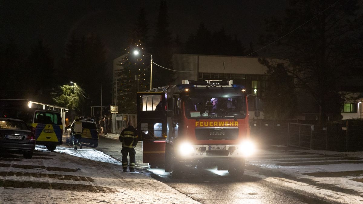 Während die Polizei den Disput schlichtete, kam es zu tumultartigen Szenen und Solidarisierungseffekten.