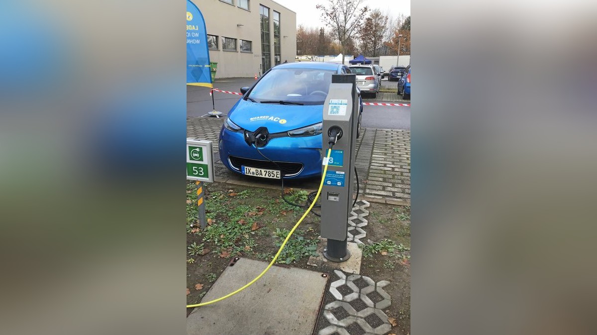 Vor dem Studiopark am Kindermedienzentrum in Erfurt ist ein Ladepark für Elektroautos errichtet worden mit gegenwärtig sechs Ladepunkten für wechselnde Nutzer.