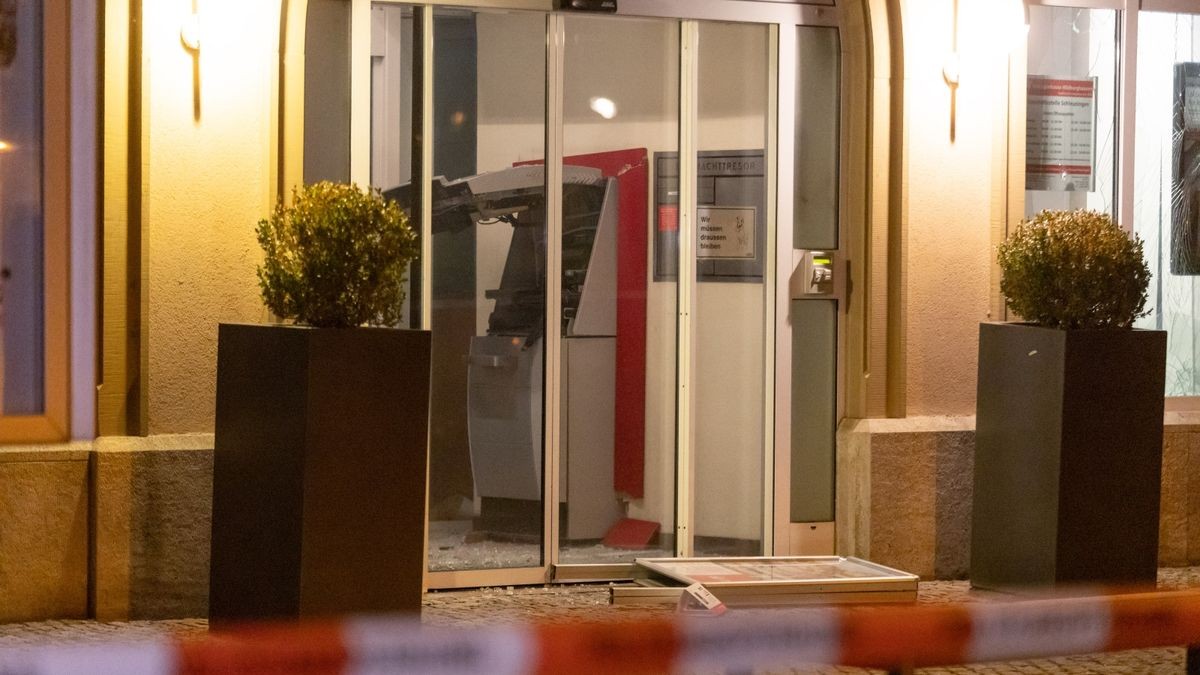 In Schleusingen sprengten Unbekannte einen Geldautomaten der Sparkasse. Dabei wurde der Vorraum der Bank stark beschädigt. Die Täter konnten unerkannt fliehen.