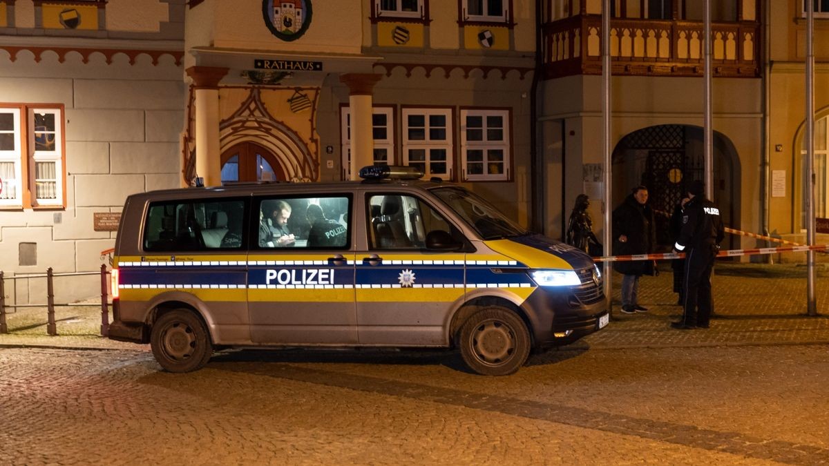 In Schleusingen sprengten Unbekannte einen Geldautomaten der Sparkasse. Dabei wurde der Vorraum der Bank stark beschädigt. Die Täter konnten unerkannt fliehen.