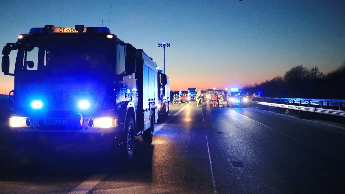 Durch den Aufprall kam der Audi ins Schlingern und prallte zunächst in die Mittelschutzplanke.