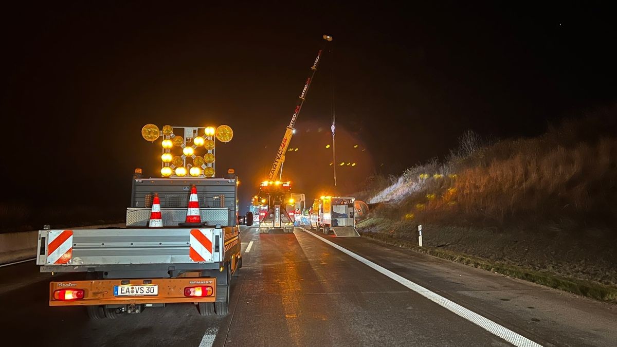 Ein Lastwagen mit einem Bitumen-Auflieger ist am Montagnachmittag neben der A4 zwischen den Anschlussstellen Eisenach Ost und Eisenach West im Graben gelandet.