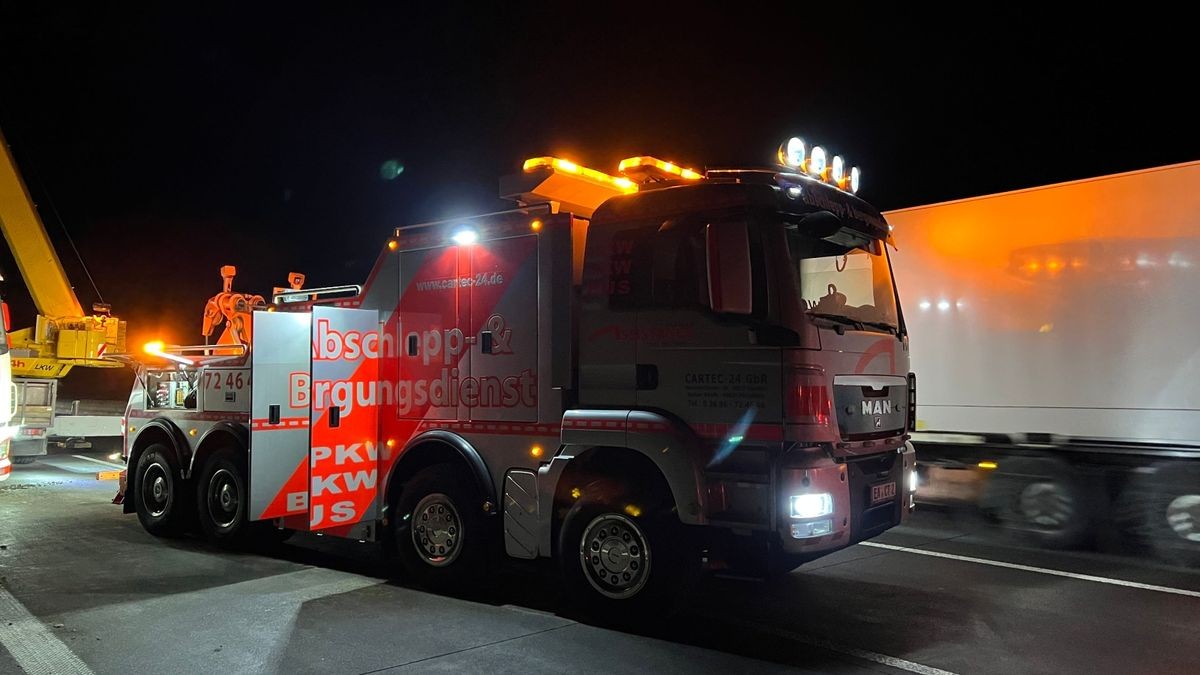 Ein Lastwagen mit einem Bitumen-Auflieger ist am Montagnachmittag neben der A4 zwischen den Anschlussstellen Eisenach Ost und Eisenach West im Graben gelandet.