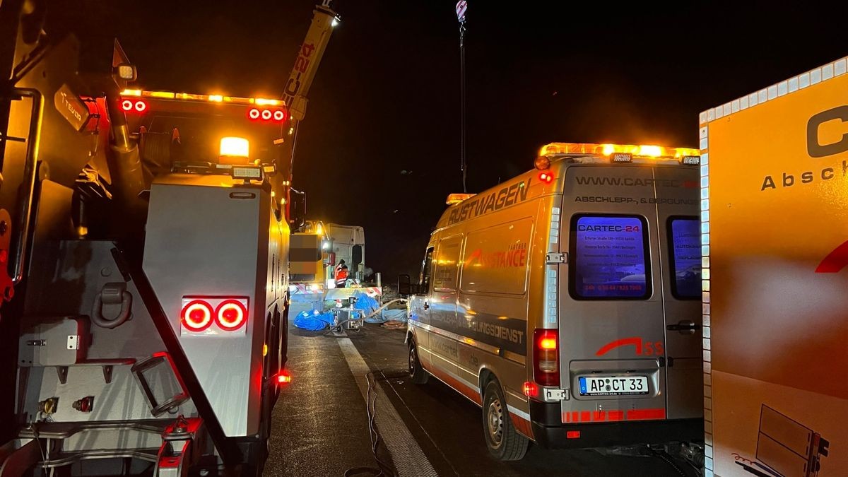 Ein Lastwagen mit einem Bitumen-Auflieger ist am Montagnachmittag neben der A4 zwischen den Anschlussstellen Eisenach Ost und Eisenach West im Graben gelandet.