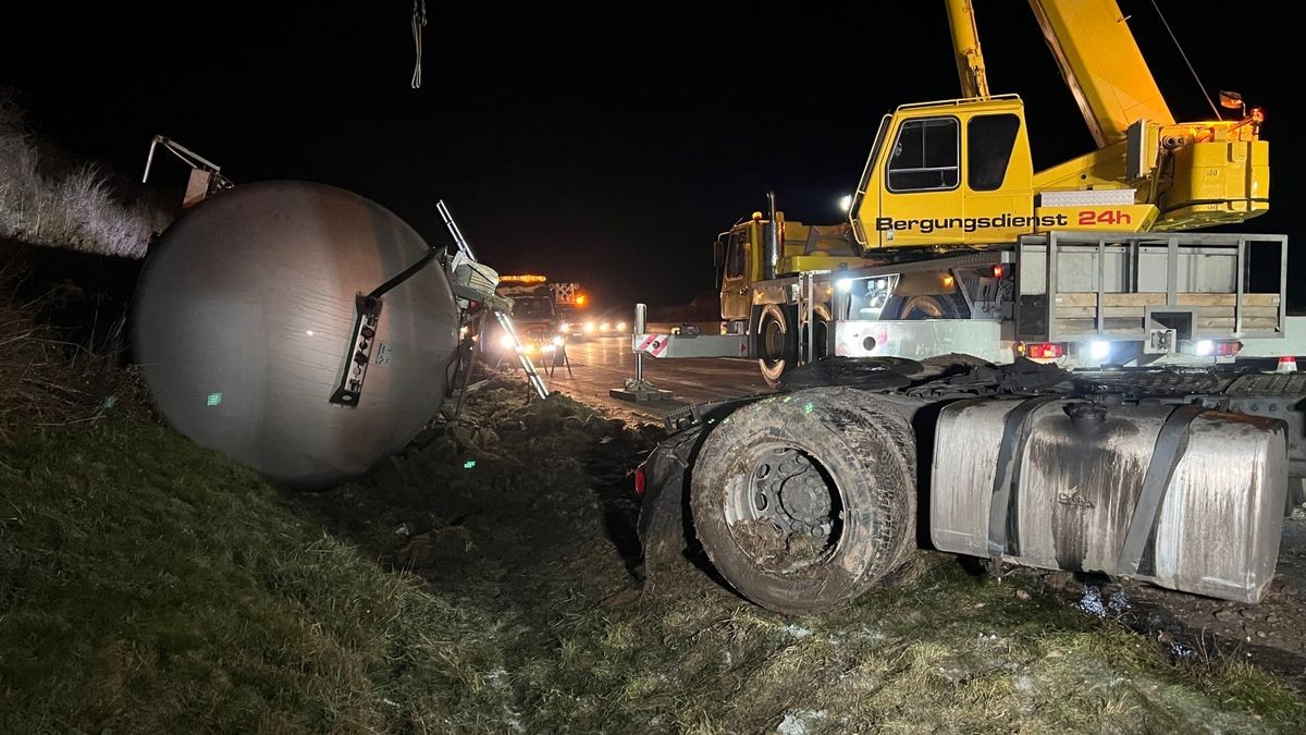 Der Lkw kippte demnach um.