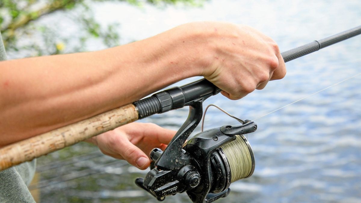 Ein Angler hat nahe Mühlhausen eine Waffe aus einem Stausee gefischt. (Symbolbild)