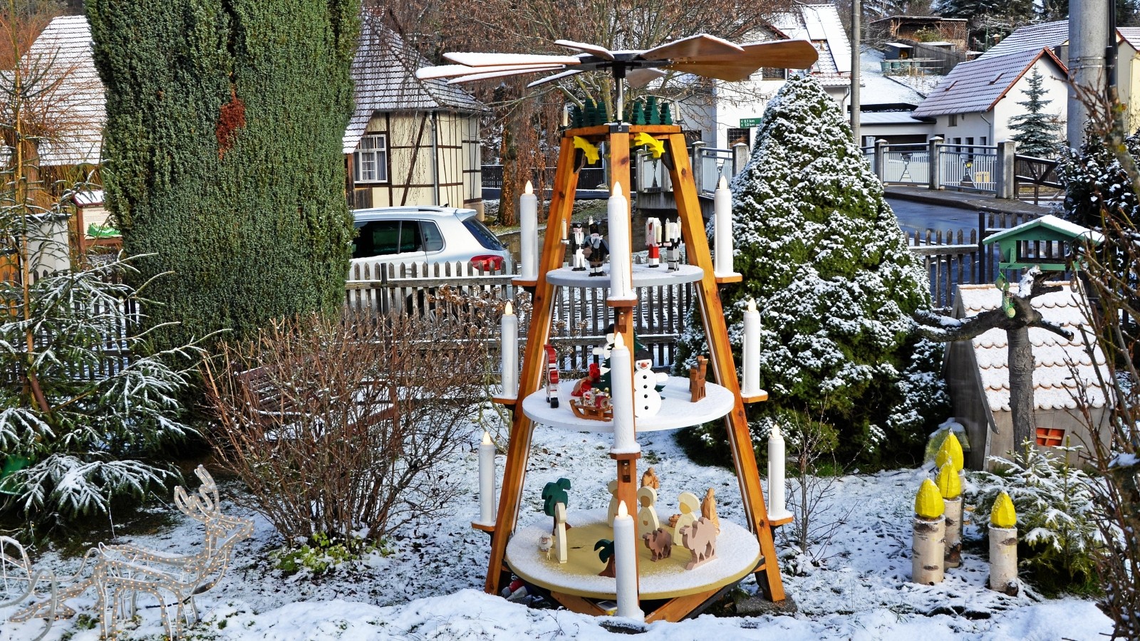 Weihnachtspyramide im Garten in Oberwillingen