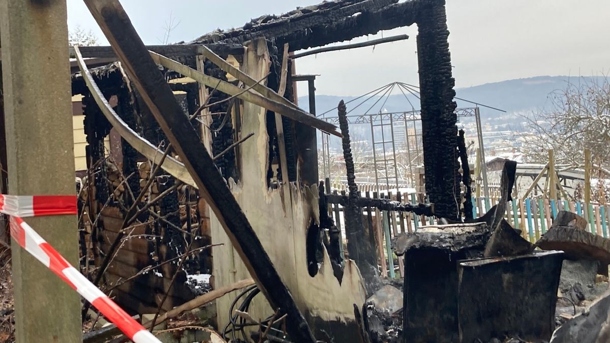 Nächtlicher Feuerwehreinsatz in Gera Gartenlaube am Waldrand abgebrannt