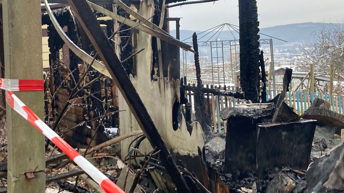 Nächtlicher Feuerwehreinsatz in Gera Gartenlaube am Waldrand abgebrannt