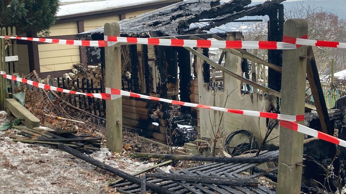 Nächtlicher Feuerwehreinsatz in Gera Gartenlaube am Waldrand abgebrannt