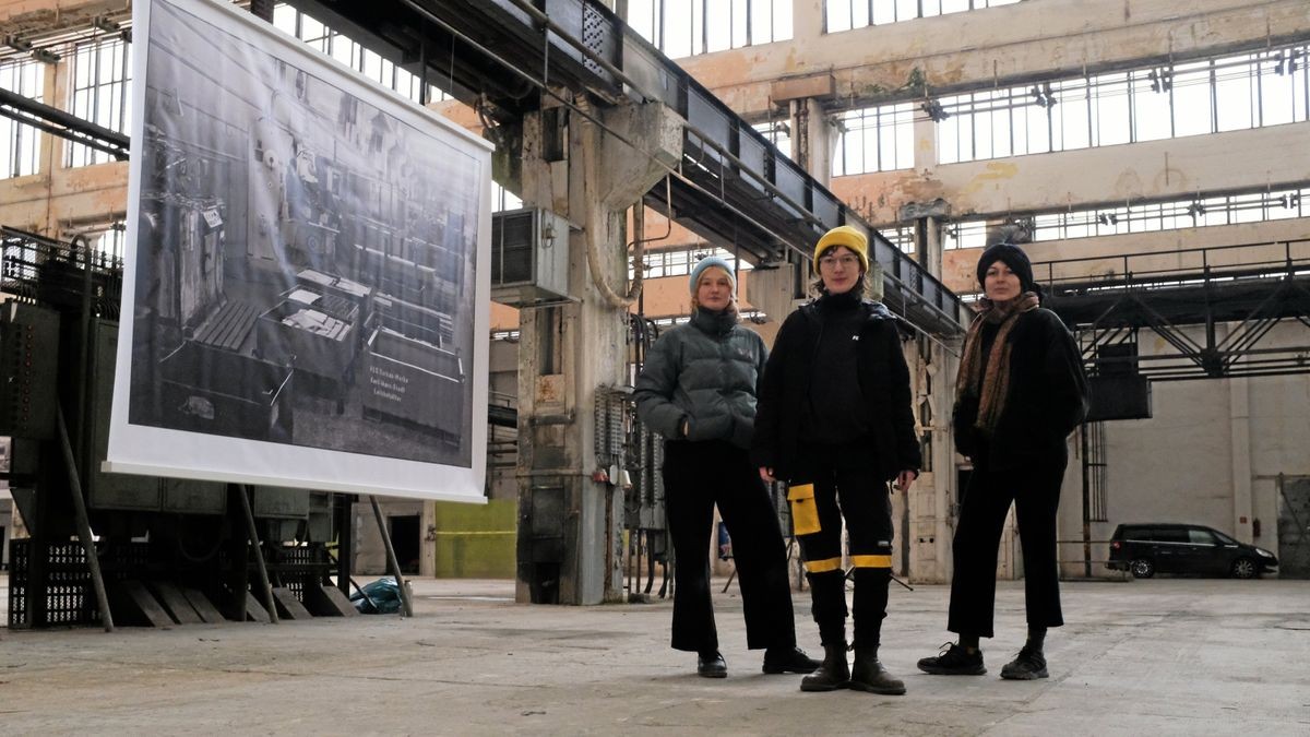 Die Ausstellung „Traces of Migration“ in der KET-Halle in Weimar (v.l.): Anne-Fleur Ising, Ausstellungsdesign, Produktionsleiterin Josepha Kirchner sowie Layouterin Luisa Viveca.