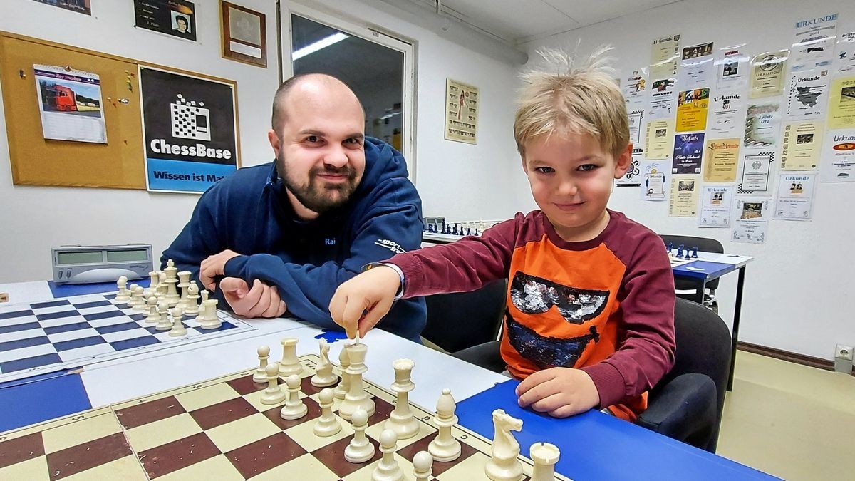 Raiko Siebarth vermittelte dem erst vierjährigen Jonte spielerisch die ersten Kenntnisse im Schach.