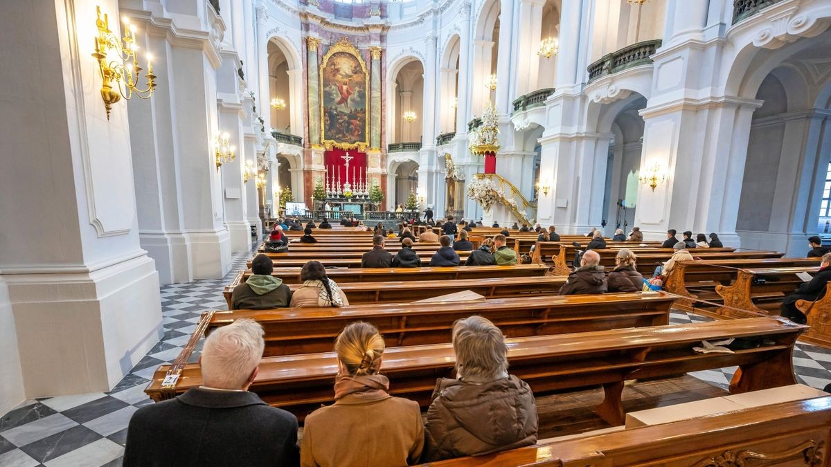 Gläubige sitzen bei einem Weihnachtsgottesdienst in einer Kirche. Nach einer aktuellen Studie denkt jedes vierte Kirchenmitglied über den Austritt aus der Kirche nach.