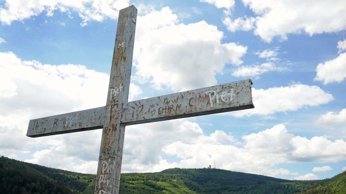 Das Gipfelkreuz auf dem Aschenbergstein soll ein Burgherr aufstellen lassen haben, weil seine Tochter sich dort beim Morgengebet rechtzeitig vor einem angreifenden Bären wegducken konnte, der daraufhin in die Tief des Lauchagrunds stürzte und starb.