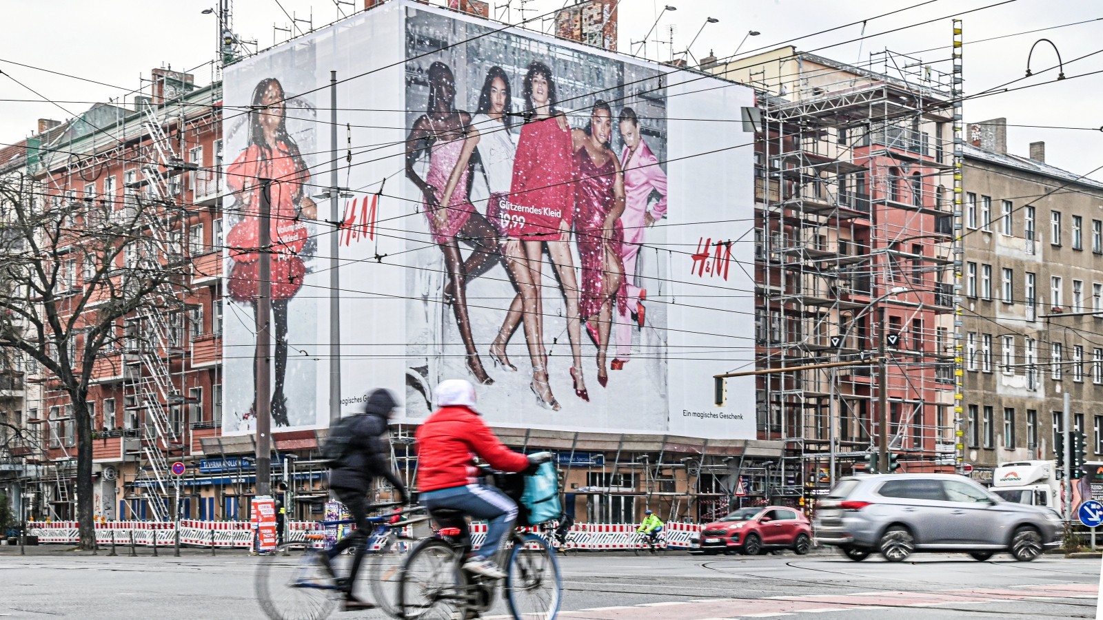 Verhülltes Wohnhaus in Pankow befeuert Streit um Riesen-Werbung