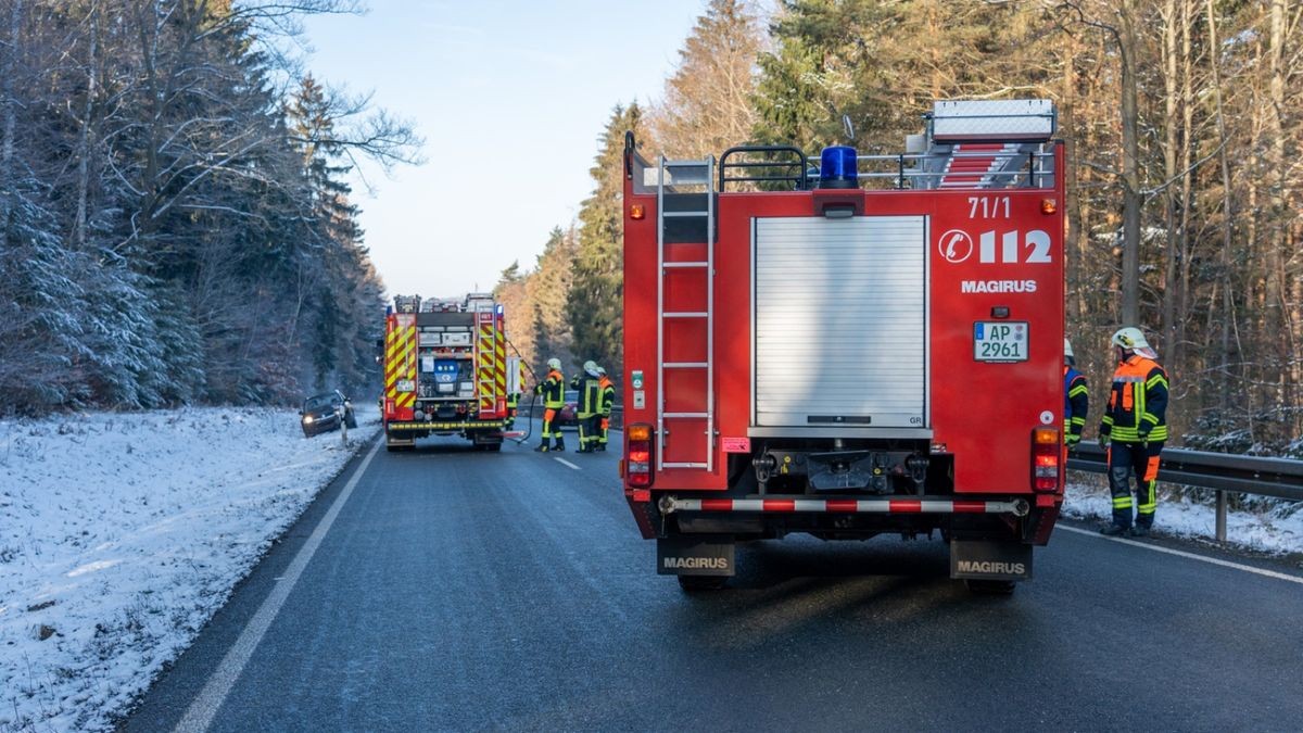 Sie sperrte die Bundesstraße für den Einsatz ab und stellte den Brandschutz sicher.