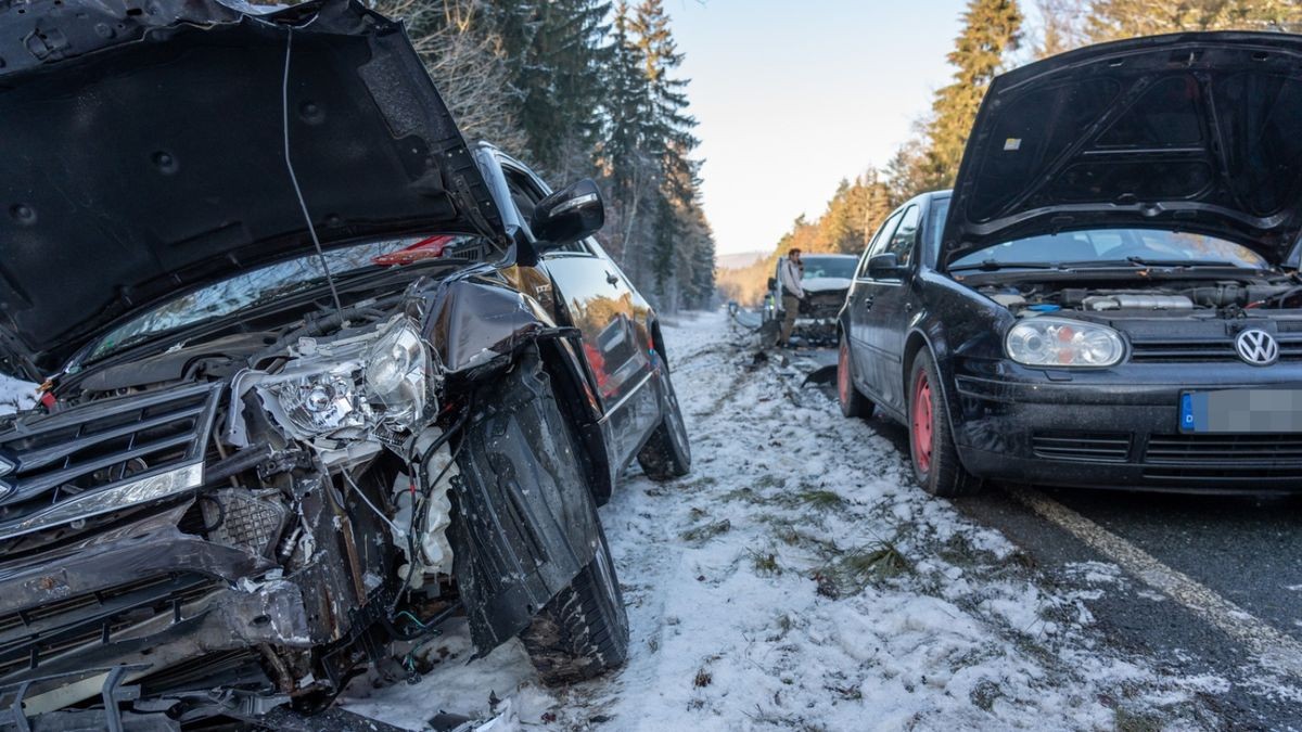 Der wiederum wurde durch die Wucht auf einen VW Golf geschoben.