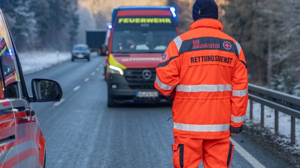 Er forderte weitere Helfer nach und kümmerte sich um die Erstversorgung der Verletzten, darunter auch ein neunjähriges Kind.