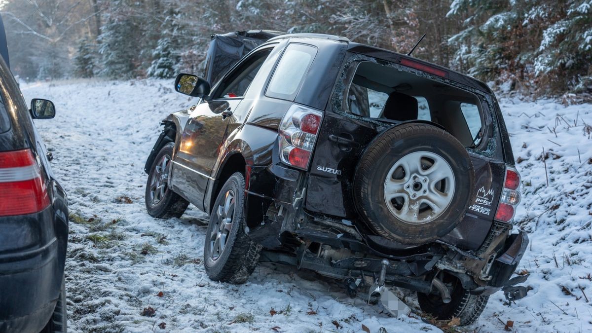 Der Geländewagen wurde in den Straßengraben geschoben.