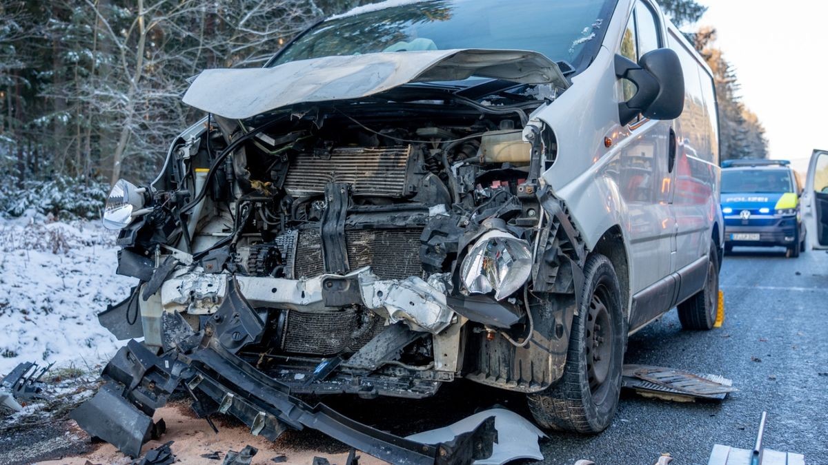 Der Fahrer des Transporters hatte offenbar zu spät bemerkt, dass der Verkehr vor ihm abbremste.