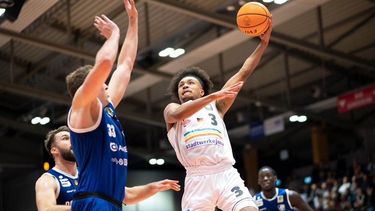 Die Zweitliga-Basketballer von Medipolis SC Jena gewannen in der heimischen Sparkassen Arena gegen die VfL Sparkassenstars Bochum verdient mit 88:79.