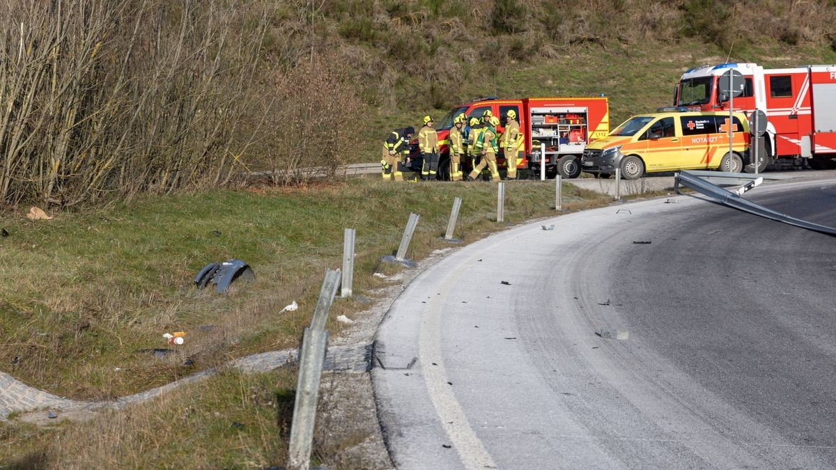 Bei dem Unfall wurden auch über 70 Meter Leitplanke beschädigt. 