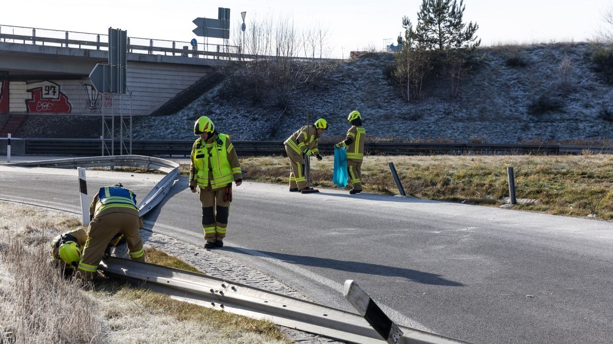 Bei dem Unfall wurden auch über 70 Meter Leitplanke beschädigt. 