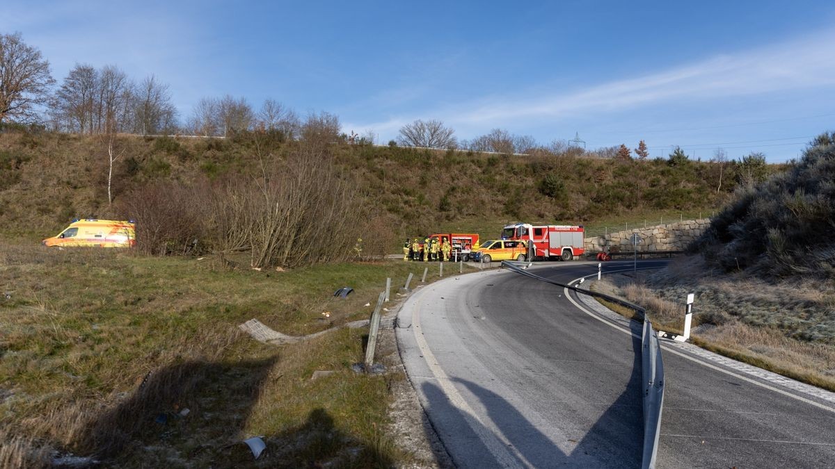 ... als sie aus noch unklarer Ursache im Bereich der Autobahnabfahrt von der Fahrbahn abgekommen und geradeaus über eine Böschung geflogen war. 