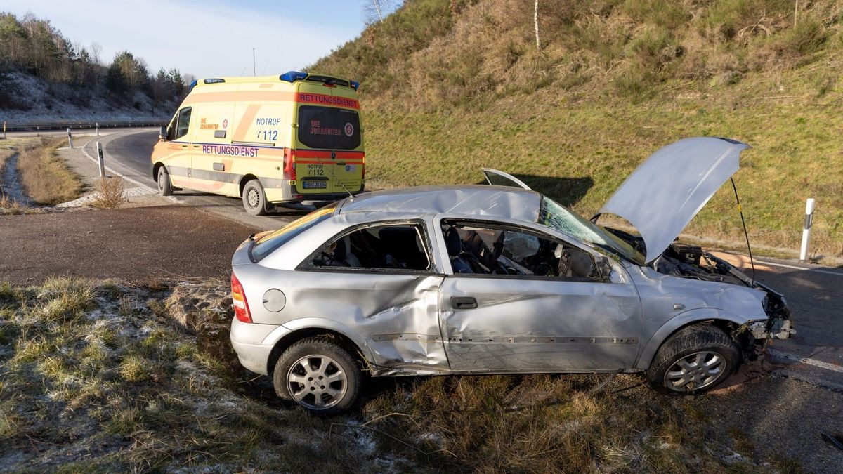 Bei dem Unfall wurden auch über 70 Meter Leitplanke beschädigt. 