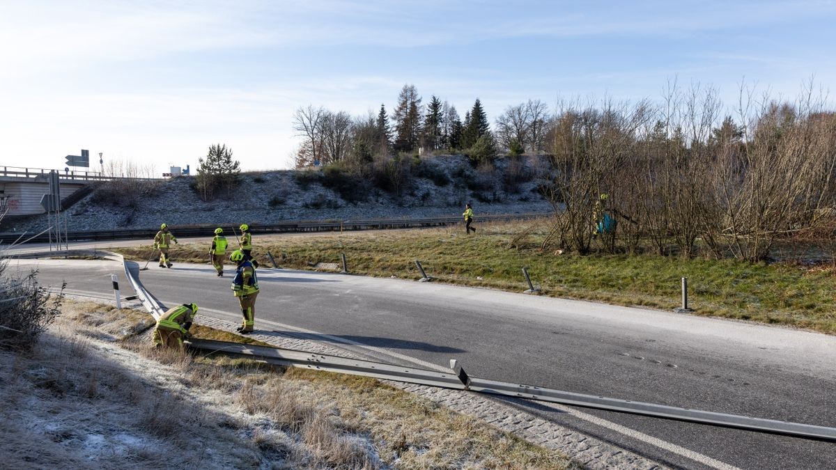 Bei dem Unfall wurden auch über 70 Meter Leitplanke beschädigt. 