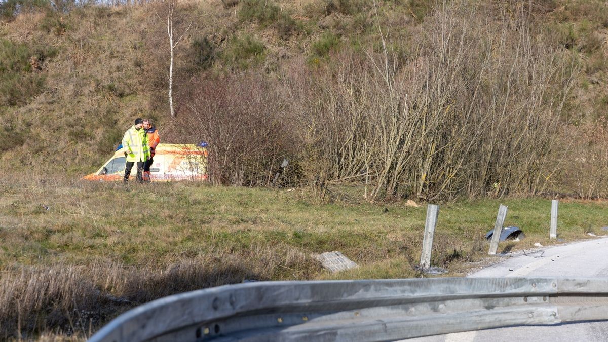 Bei dem Unfall wurden auch über 70 Meter Leitplanke beschädigt. 