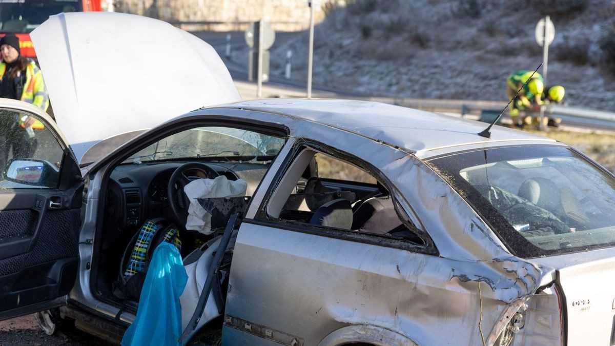 Bei dem Unfall wurden auch über 70 Meter Leitplanke beschädigt. 