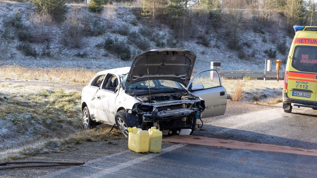 Bei dem Unfall wurden auch über 70 Meter Leitplanke beschädigt. 