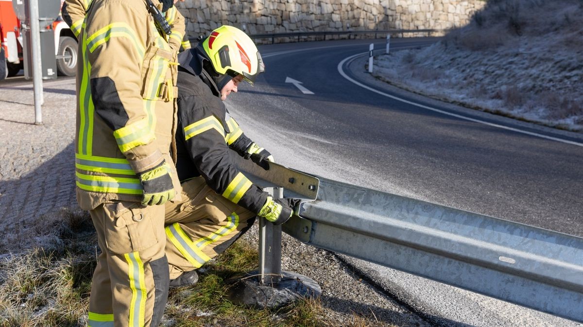 Bei dem Unfall wurden auch über 70 Meter Leitplanke beschädigt. 