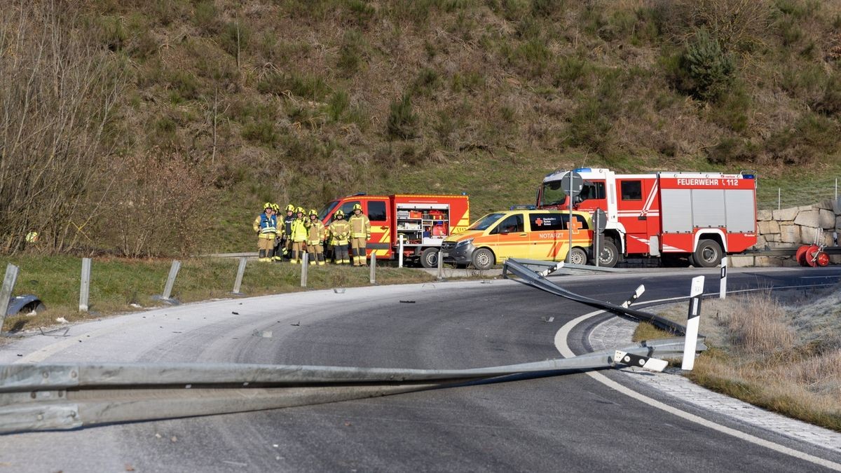 Bei dem Unfall wurden auch über 70 Meter Leitplanke beschädigt. 