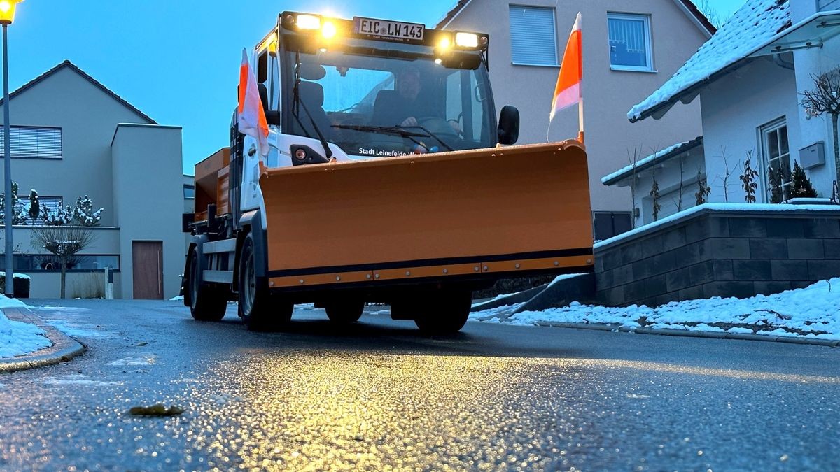 Blitzeis sorgte auch im Eichsfeld, wie hier in Worbis, für glatte Straßen. Auch die Streufahrzeuge des Bauhofes der Stadt Leinefelde-Worbis waren pausenlos im Einsatz.