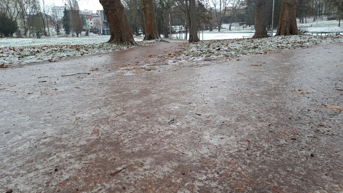 Das Blitzeis verwandelte den Weimarhallenpark in Weimar in eine gefährliche Rutschbahn.