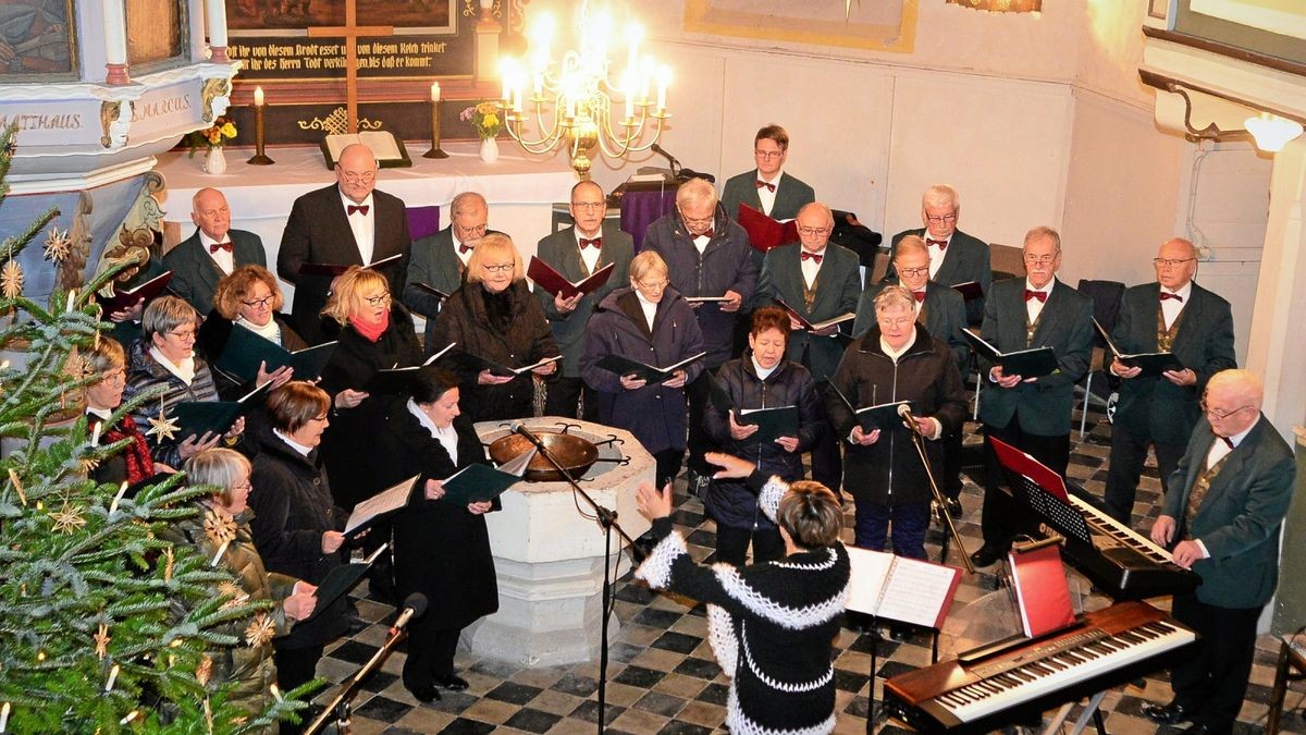 In der Sömmerdaer Petrikirche musizierten der Männerchor und der Gemischte Chor am vierten Advent und begeisterten das Publikum mit einer exzellenten Auswahl an Weihnachtsliedern  –  von klassisch bis modern.