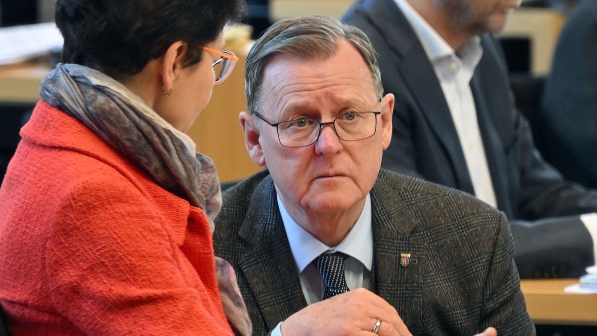 Bodo Ramelow (r., Die Linke), Ministerpräsident von Thüringen und Heike Taubert (l., SPD), Finanzministerin von Thüringen, sprechen miteinander im Plenarsaal während der Landtagssitzung in Thüringen. 