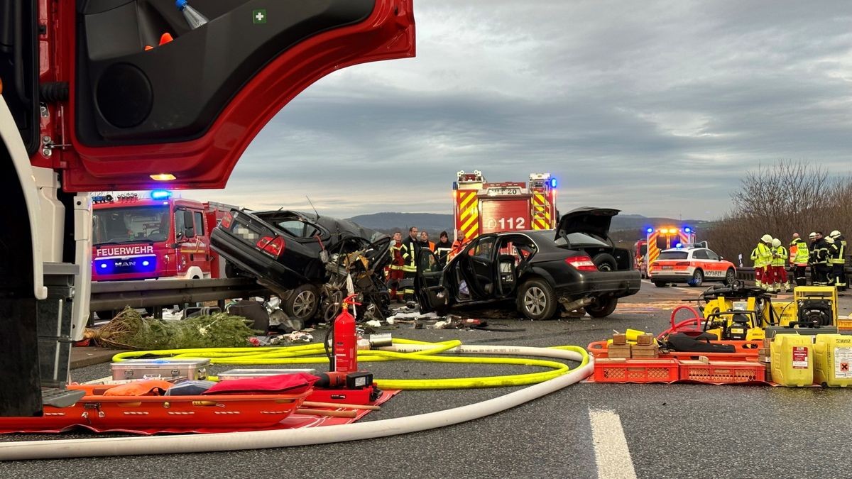 Bei einem Unfall mit einem Geisterfahrer auf der A38 bei Leinefelde sind drei Menschen ums Leben gekommen.