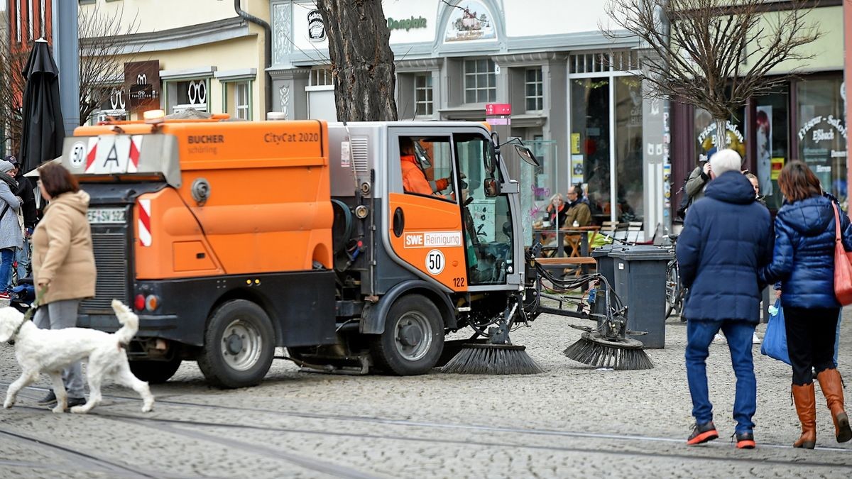 Auf dem Domplatz reinigen Kehrmaschinen einmal pro Woche Straßen und Gehwege. Das ist längst nicht überall im Stadtgebiet so.