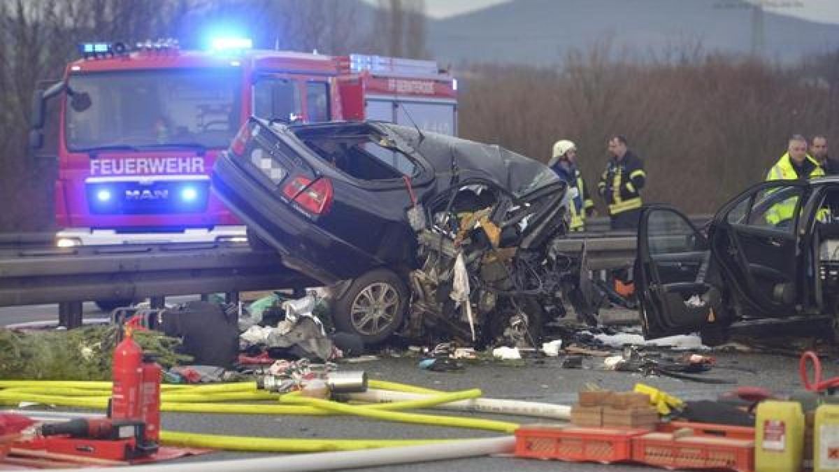 Durch den Zusammenstoß sind die drei Insassen der Fahrzeuge verstorben.