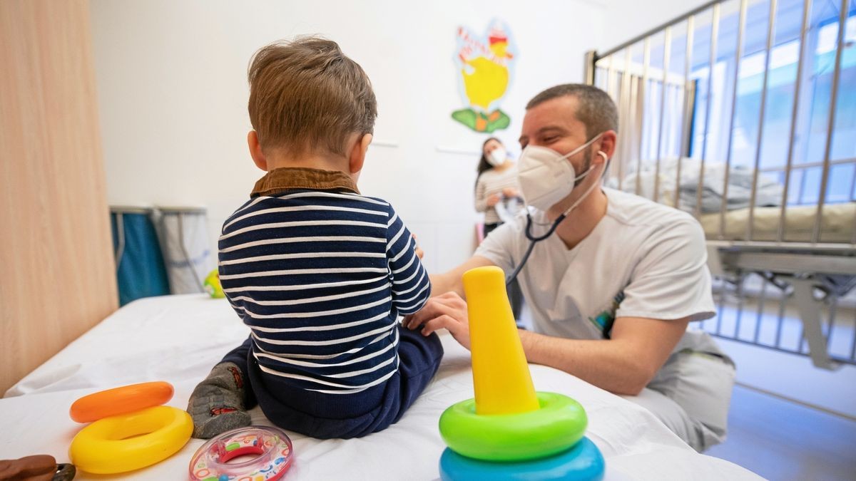 Ärzte haben derzeit alle Hände voll zu tun. Vor allem Atemwegserkrankungen machen den Kleinen zu schaffen. 