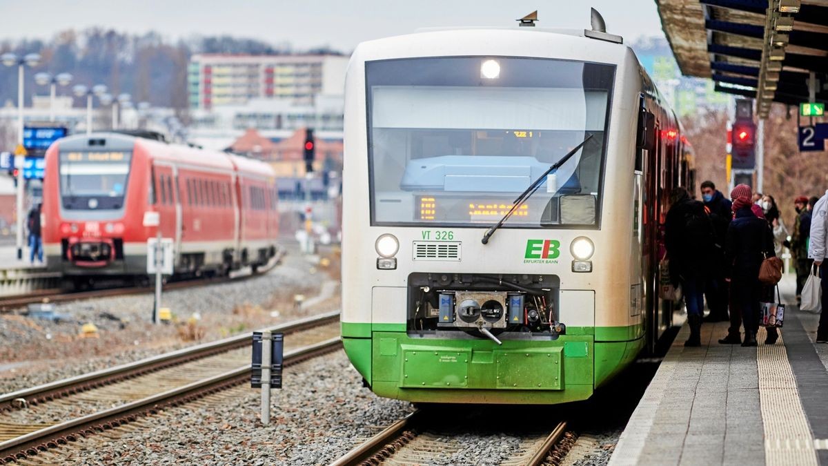 Ein Zug der Erfurter Bahn wartet am Hauptbahnhof Gera auf die Weiterfahrt. 